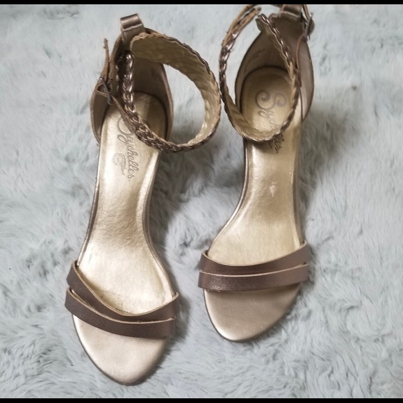 Seychelles Metallic Gold Sandals - Picture 3 of 8